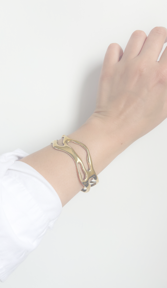 Time to treat your wrist right, find your perfect bracelet style, and let it spark some serious arm candy envy!