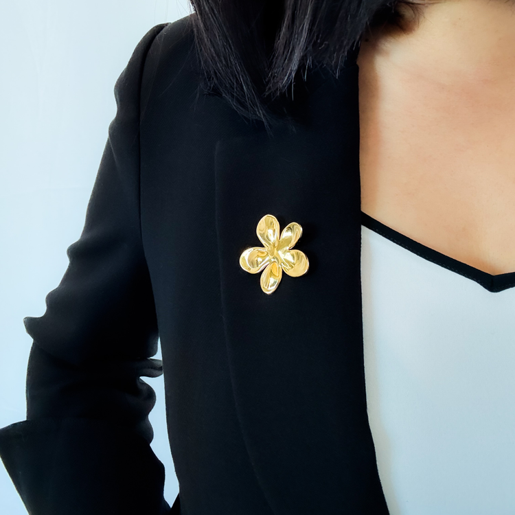 Gold Daisy Brooch Pin