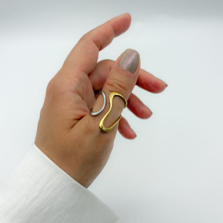 DUAL-TONE WAVY RING