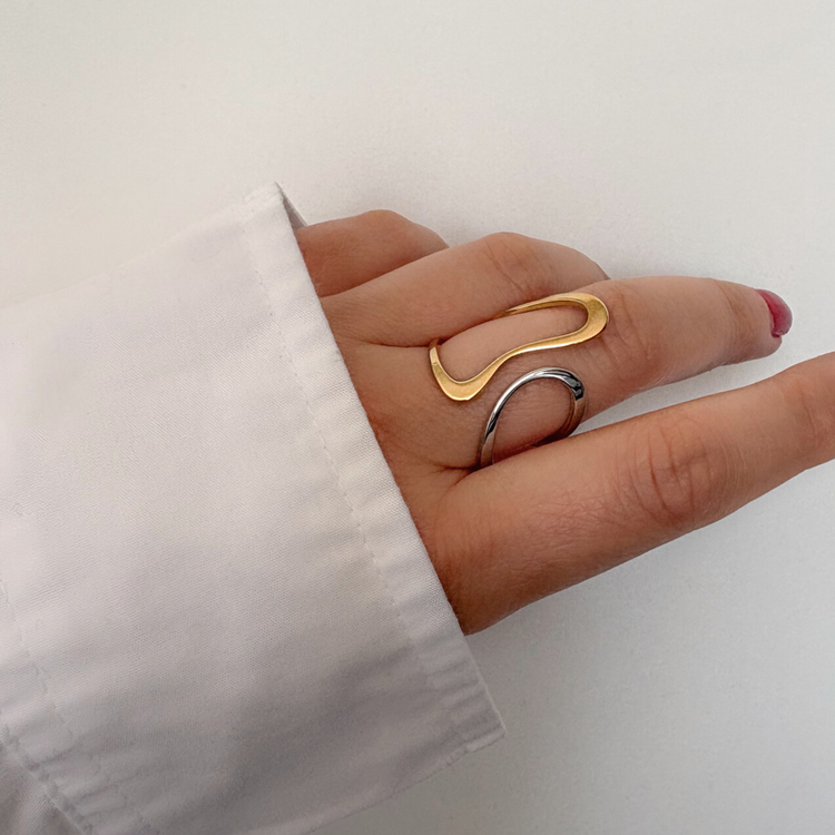DUAL-TONE WAVY RING
