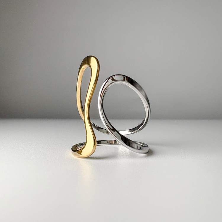 DUAL-TONE WAVY RING